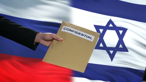 Russie et Israël fonctionnaires échangeant enveloppe confidentielle, drapeaux fond 