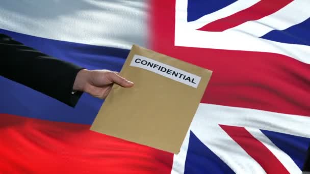 Russie et GB fonctionnaires échangeant enveloppe confidentielle, drapeaux fond 