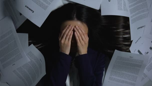 Affärskvinna rädd för stor mängd arbete, överbelastning och stress koncept — Stockvideo