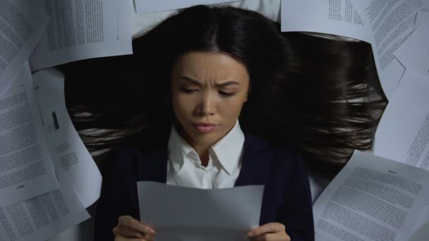 怒り、仕事を嫌い、仕事のバーンアウトコンセプトで文書をくしゃくしゃにする女性従業員 — ストック動画