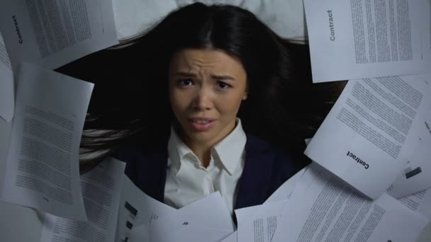 Asiatische Angestellte, die sich mit Dokumenten überzieht, verzweifelt an Arbeitsbelastung, Burnout — Stockvideo