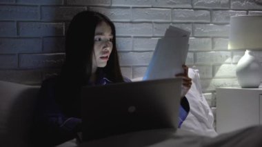 Asyalı kadın yatak odasında geç iş raporu bitirmek için acele, son tarih eksik