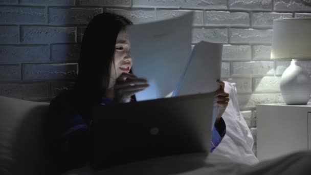 Frau arbeitet spät zu Hause, erschöpft und unaufmerksam, depressiv über Misserfolge — Stockvideo