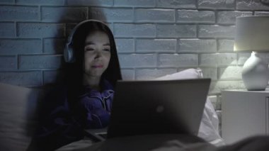 Pijamalı kız ağlayarak drama izliyor, dizi karakterleri hakkında endişe ediyor