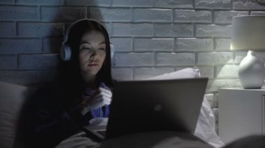 Kız aniden kulaklık kaldırma, internet üzerinde ani yüksek sesle reklam korkuyor