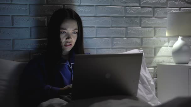 Menina trabalhando no laptop na hora de dormir, nervoso sobre o software sob escuta, internet lenta — Vídeo de Stock