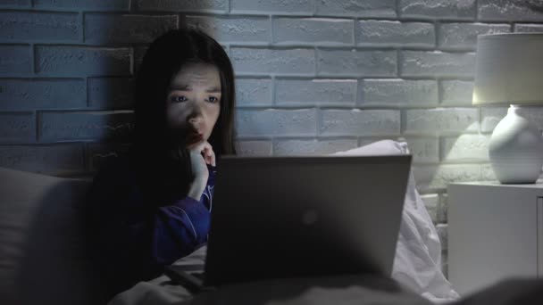 Menina impacientemente esperando arquivo de download, trabalhando no laptop à noite internet lenta — Vídeo de Stock