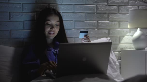 Mutlu asyalı kız kredi kartı verileri girerek, gece alışveriş, kara Cuma — Stok video