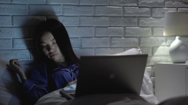 夜にラップトップの前で眠っている女の子、インターネット、ソーシャルネットワークへの中毒 — ストック動画