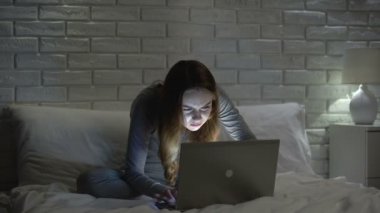 Boyun ve sırt spazmı, rahatsız duruş, sedanter yaşam acı Kadın