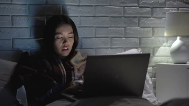 Стресс азиатская женщина показывает знак Помощь, недостаток сна, низкая производительность переутомления — стоковое видео