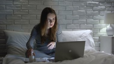 Güvensiz kız birçok kilo kaybı hapları alarak, internet reklam inanıyor