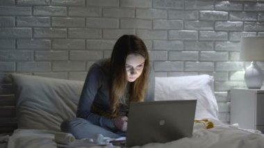 Mutlu kız bel kilo kaybı blog izlerken ölçme, diyet hapları etrafa dağılmış
