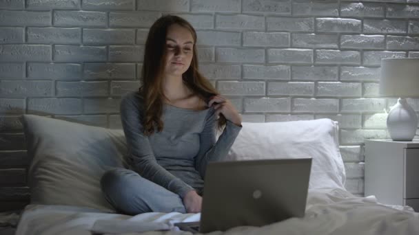 肩を示すセクシーな女性は、夜にラップトップでアプリを介してボーイフレンドとチャット — ストック動画