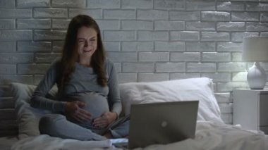 Dram izlerken ağlayan hamile kadın, artan duygusallık, hormonlar