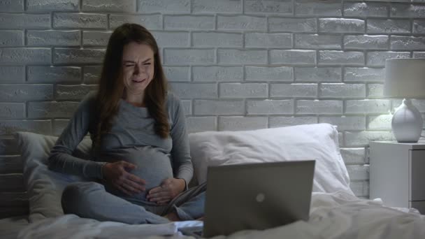 Mujer embarazada llorando mientras ve drama, aumento de la emotividad, hormonas — Vídeos de Stock