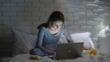 Yorgun anne internette genç ebeveynler için ipuçları arıyor, uykuya dalma