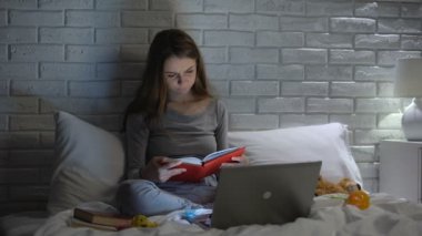 Genç anne kitap okuma, internet bebek bakım ipuçları arama, ebeveynlik