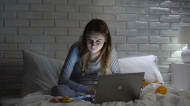 Genç anne gece çocuk bakım ipuçları arıyor, bebek ağlama ile rahatsız
