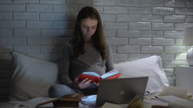 Endişeli hamile anne kitap okuma, online forumlar, karın ağrıları hakkında endişe