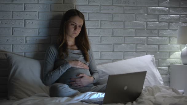 Ragazza incinta soffre di mal di testa, sensazione di malessere guardando film di notte assistenza sanitaria — Video Stock