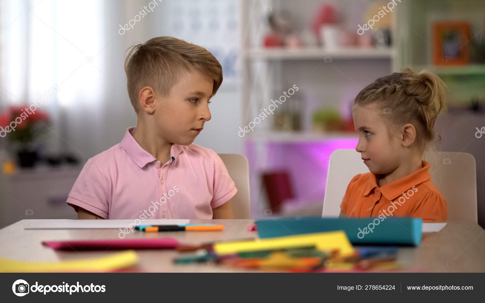 Fornærmede Søsken Som Ser Hverandre Krangler Med Barn Misforståelser –  stockfoto © motortion #278654224, image size:1600x1000