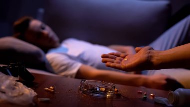 Uyuşturucu satıcısı veren genç Lsd kurutma kağıdı, kötü örnek, kulüp uyuşturucu bağımlısı