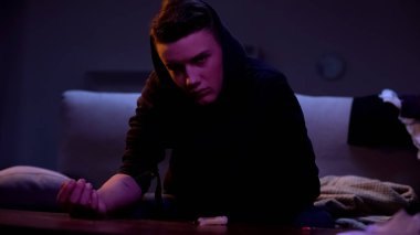 Uyuşturucu enjekte etme, zararlı alışkanlık zehirlenme yapmak hazırlanıyor yüksek genç erkek