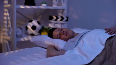 Çocuk umut verici huzur içinde uyuyor sabah erkenden, yakışıklı erkek genç