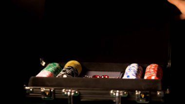 Oyun fişleri ile açılan bavul, poker bahis, kumar bağımlılığı, şans