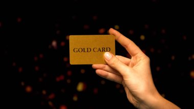 Pırıl pırıl bir geçmişi olan altın bir kadın, zengin bir hayat, VIP kulübü.