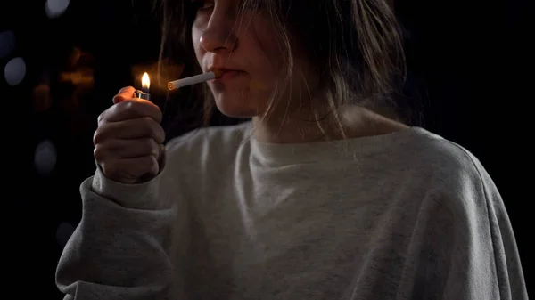 Jovem Perturbada Acendendo Cigarro Hábito Insalubre Dependência Nicotina — Fotografia de Stock