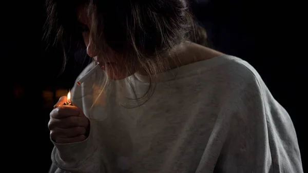 Mädchen Mit Unordentlichen Haaren Zündet Zigarette Ungesunde Gewohnheit Nikotinabhängigkeit — Stockfoto