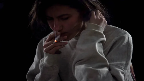 Femme Déprimée Fumant Cigarette Pensant Aux Problèmes Vie Dépendance — Photo