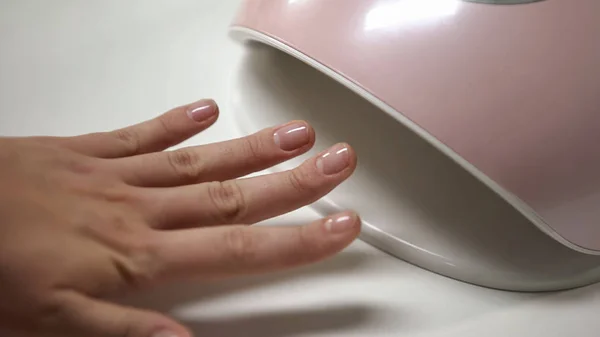 Cliente Salão Manicure Mão Lâmpada Led Gel Secagem Esmalte Beleza — Fotografia de Stock