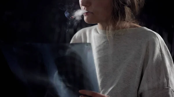 Femme Frustrée Avec Cigarette Regardant Les Poumons Radiographie Maladie Incurable — Photo