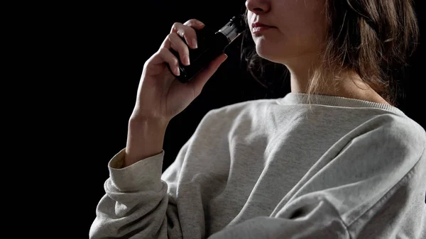 Mujer Joven Con Cigarrillo Electrónico Dispositivo Para Simulación Fumar Vapor — Foto de Stock