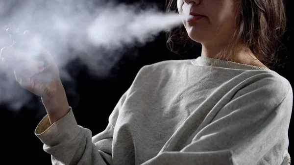 Femme Expirant Vapeur Avec Cigarette Électronique Dispositif Simulation Tabagisme — Photo