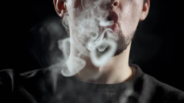 Молодой Человек Электронными Сигаретами Выдувает Дым Современный Гаджет Крупный План — стоковое фото