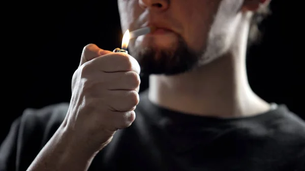 Jonge Man Verlicht Sigaret Ongezonde Gewoonte Nicotine Afhankelijkheid Close — Stockfoto