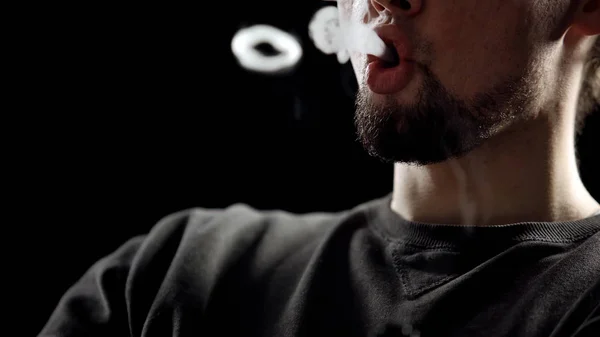 煙の指輪を吹く若者 ヒップスター世代 ニコチン中毒クローズアップ — ストック写真