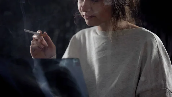 Mujer Joven Fumando Cigarrillo Mirando Los Pulmones Imagen Rayos Enfermedad — Foto de Stock