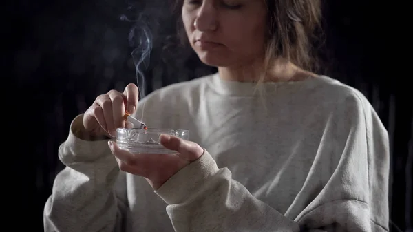 Mujer Fumando Cigarrillo Arrojando Ceniza Bandeja Adicción Dañina Primer Plano — Foto de Stock