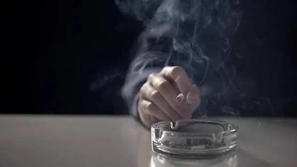 Kül Tablası Altında Sigara Tutan Kadını Nikotin Bağımlılığı Yakın Çekim — Stok fotoğraf