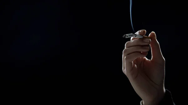 Рука Тримає Палаючу Сигарету Куріння Культури Ізольовані Чорному Тлі — стокове фото
