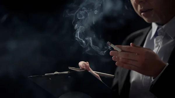 Бізнесмен Курить Сигарету Наповнює Документи Стресова Робота Перевтома — стокове фото