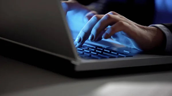 Vrouwelijke Handen Typen Laptop Toetsenbord Nachts Moderne Technologieën Freelance — Stockfoto