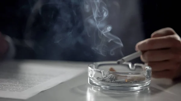 Mujer Jefe Firmando Contrato Fumando Cigarrillo Trabajo Nervioso Primer Plano — Foto de Stock