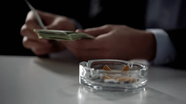 Сигаретна Попільничка Людина Яка Рахує Гроші Фоні Нелегальна Ділова Угода — стокове фото