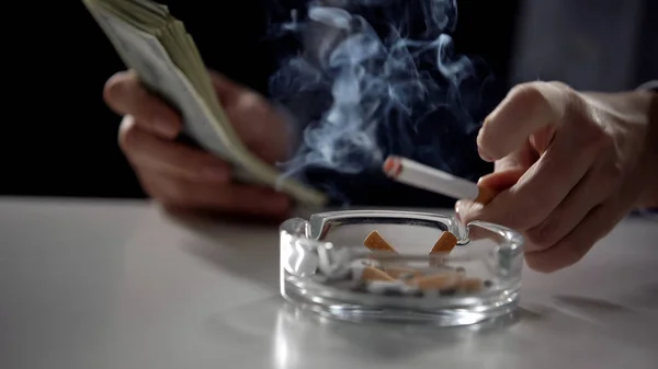 Osoba Která Počítá Peníze Kouří Cigaretu Nelegální Obchod — Stock fotografie
